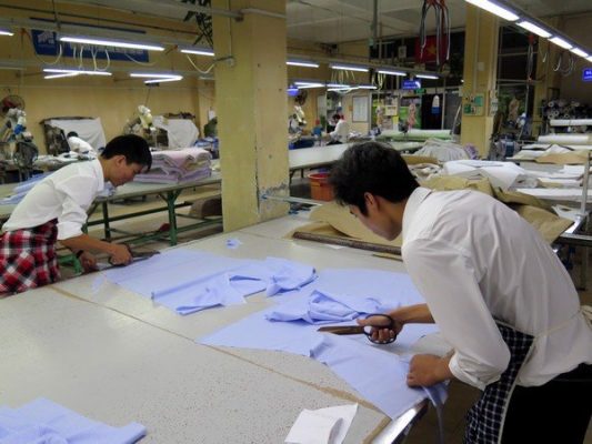 Vai trò thợ cắt vải trong dây chuyền sản xuất