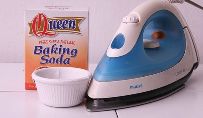 vệ sinh bàn ủi hơi nước bằng banking soda